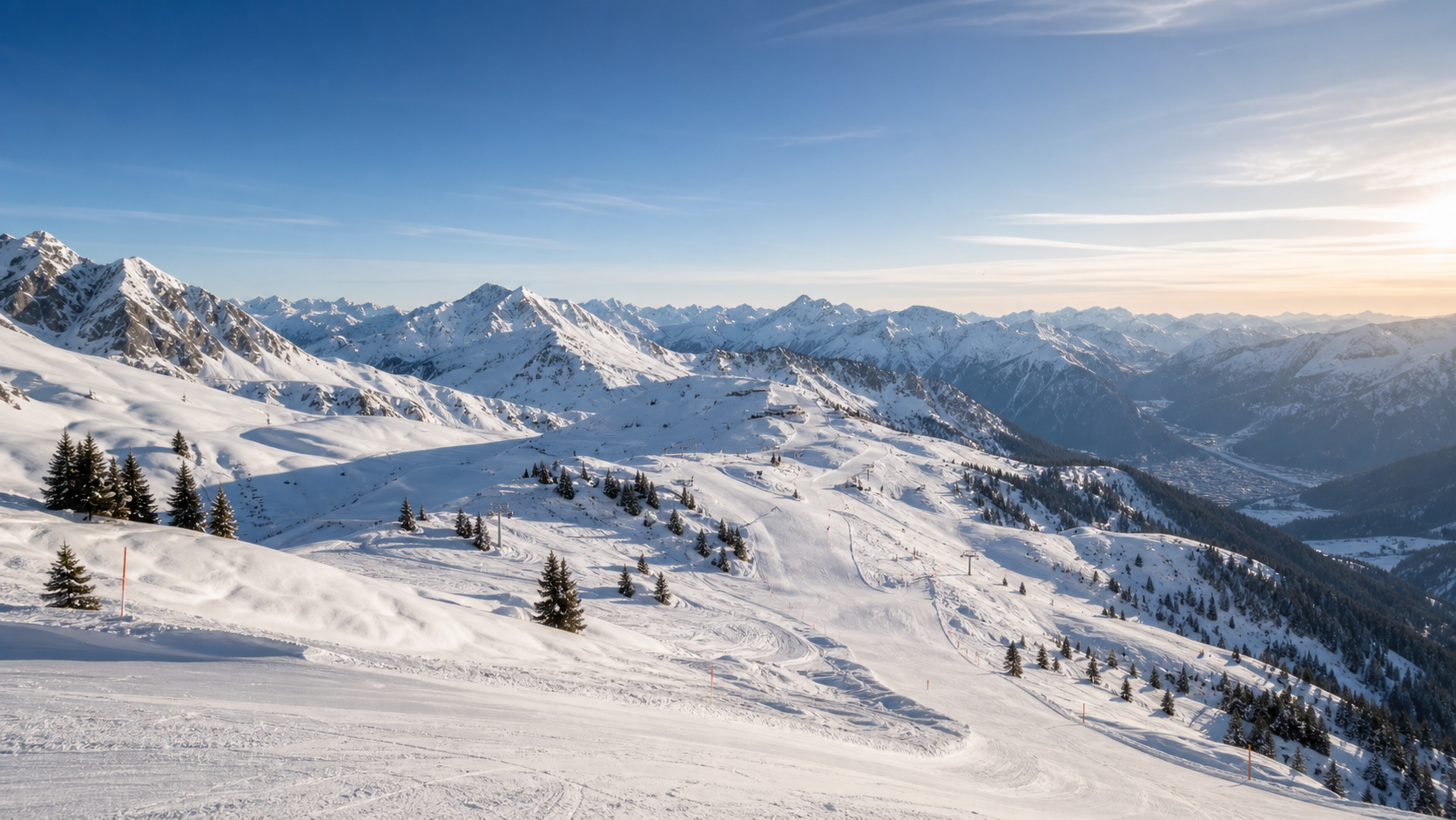 Verschneites Alpenpanorama mit Skihängen als Kulisse der Skitouren